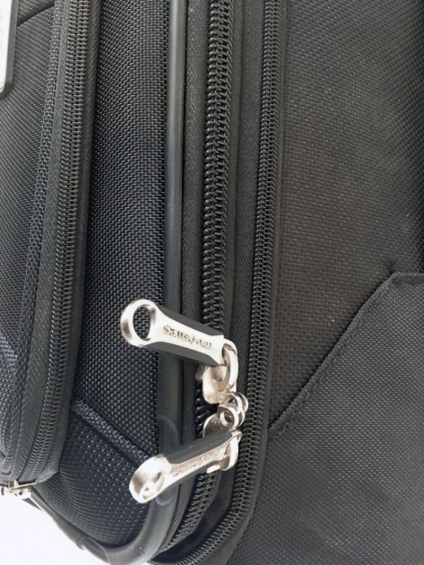 samsonite aspire xlite 25" - it may have lower grade of fabric, but the zipper pulls felt stout