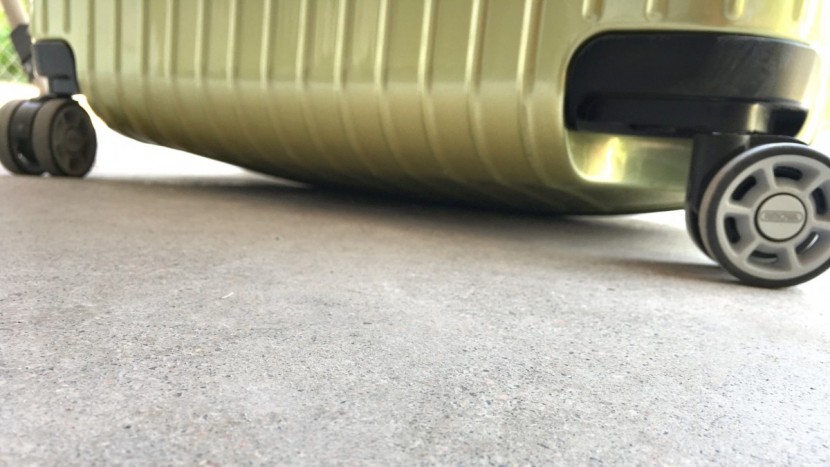 rimowa salsa air 29" - the low clearance of this bag allowed some belly-dragging to occur.