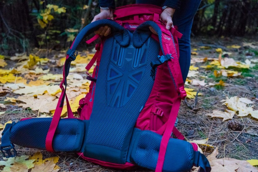 lowe alpine manaslu - the axiom 5 back panel is breathable, padded, and adjustable, making...