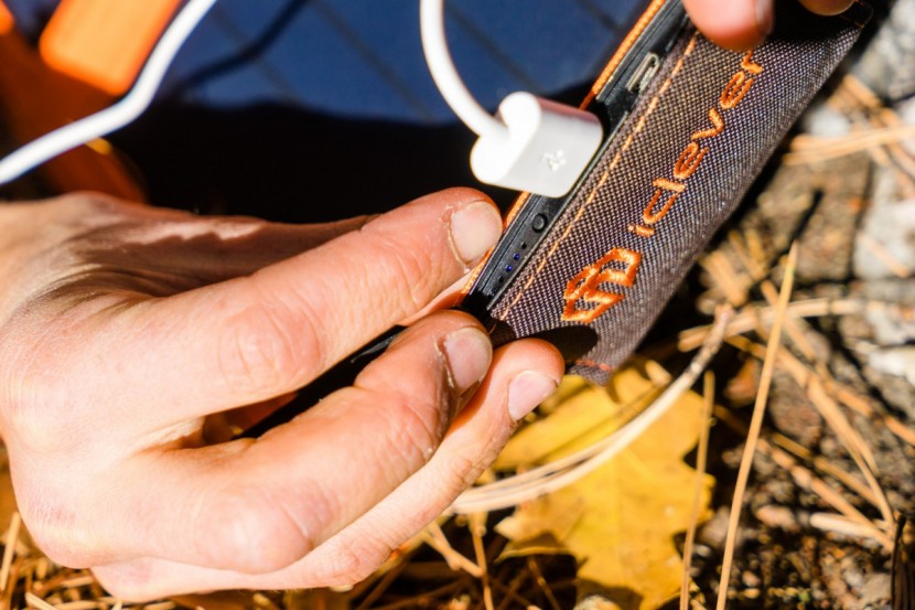 iclever boostcel 12w - the led indicator lights to the right of the usb port show how much...