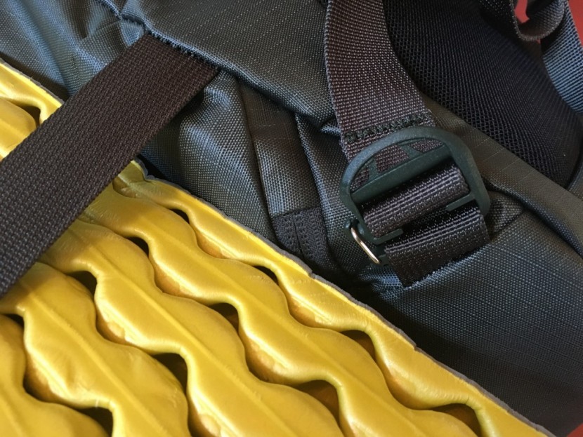 timbuk2 wander - the problem buckle: if that metal gate opens up, the plastic bends...