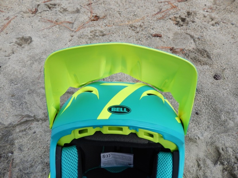 bell transfer-9 - no middle visor screw - lame!