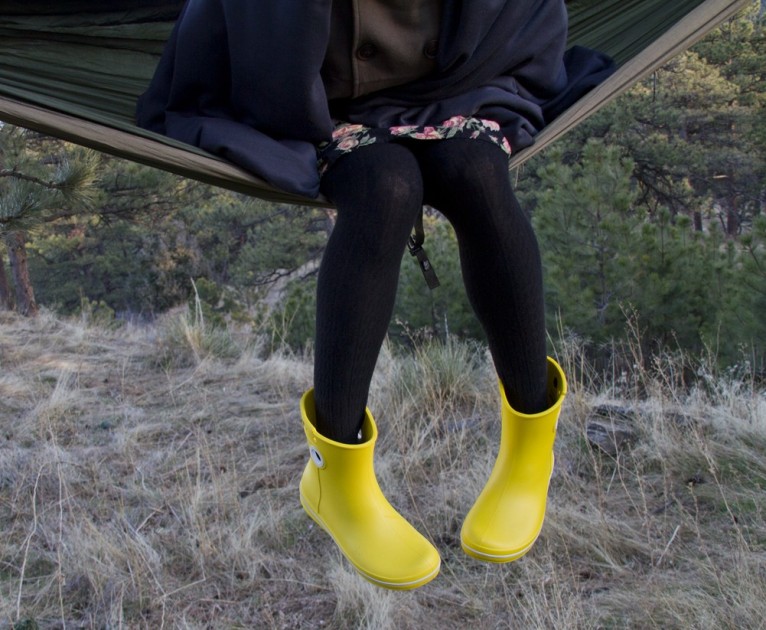 crocs jaunt shorty - the cute and playful vibe of the jaunt shorty.