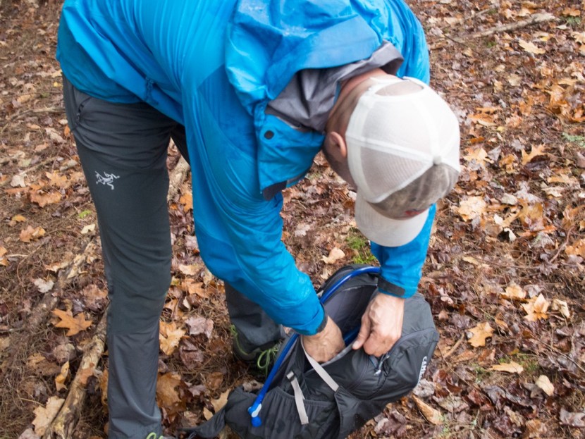 camelbak rim runner 22 - as you can see here, the side compression straps cross the zippers...