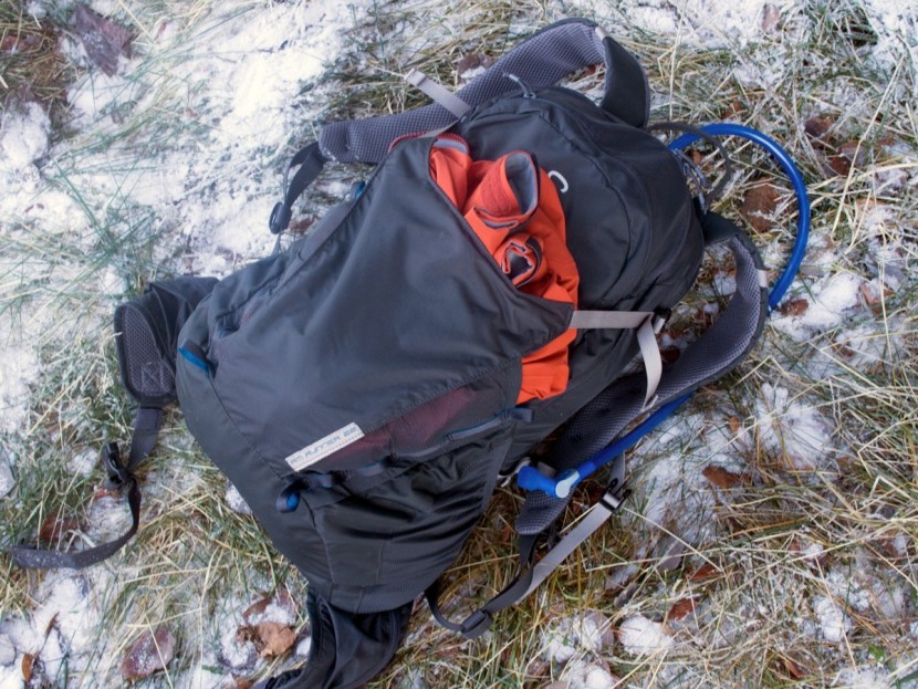 camelbak rim runner 22 - the stuff able, back pouch of the rim runner with a rather bulky ski...