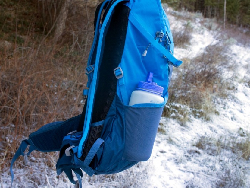 the north face litus 22 - side mounted, stretchy, mesh pockets are desirable for stowing a...