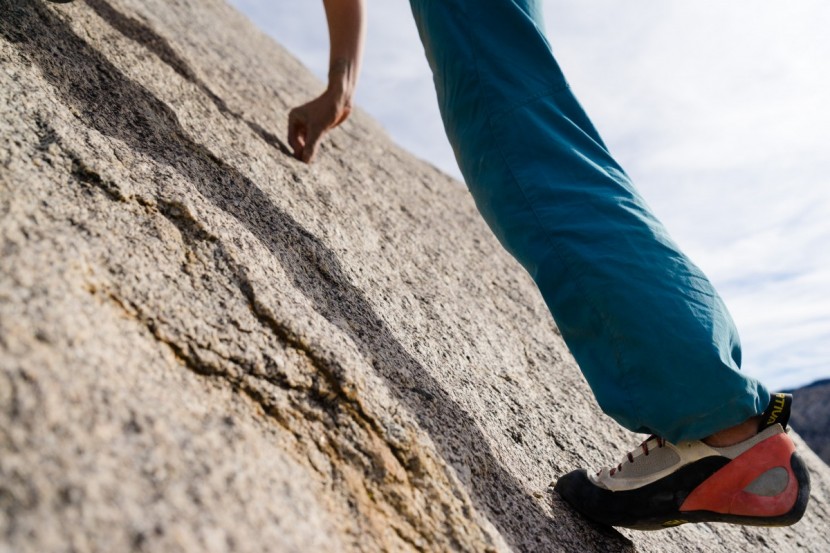 climbing shoes womens - testing out the rubber on the famous robinson rubber tester.