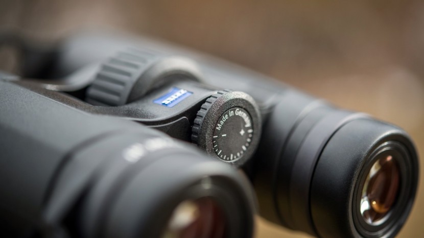 zeiss victory ht 10x42 - the zeiss' diopter adjustment is our favorite of the three high-end...