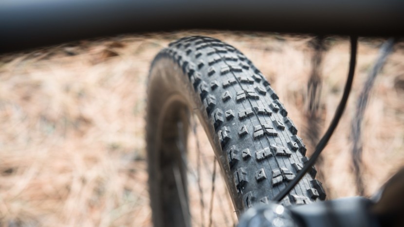 kona big honzo - we like the precision that the 2.8-inch maxxis rekon tires offer.