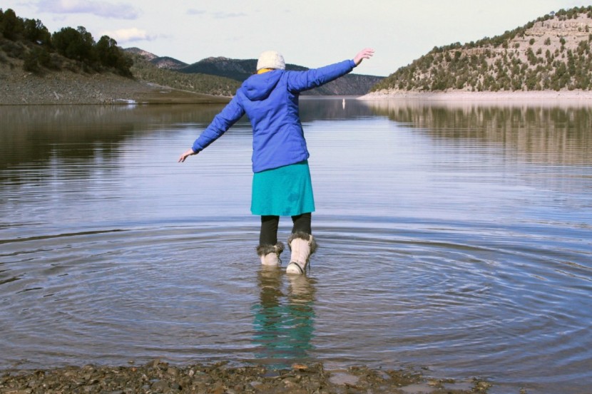 sorel joan of arctic - here we test the waterproofness of the boot. turns out the overlay...