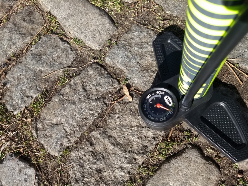 bell air attack high volume - the bell's gauge is built right into its base