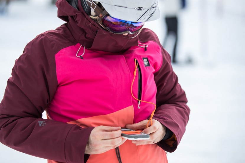 orage nina - the nina's snow phone leash.