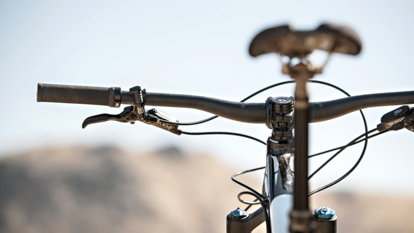 35.0mm bars and sram guide r brakes keep things under control.