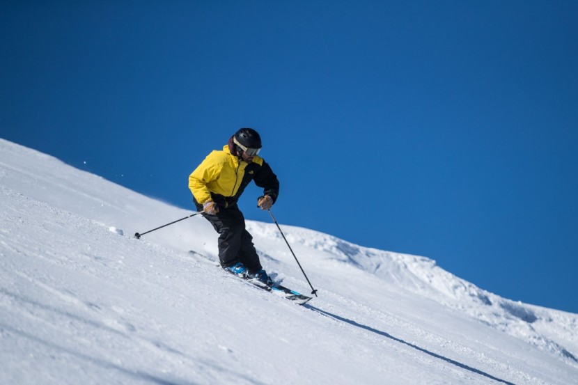 dynastar legend x96 - laying the dynastars on edge on piste.