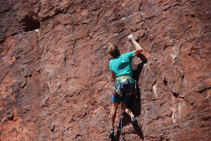 wild country astro quickdraw - brendan o'neill going for the onsight on a "full-value" mixed 12a in...