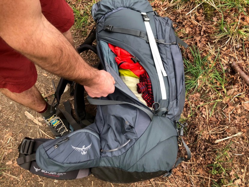 osprey xenith 105 - showing the side acess on the xenith 105.