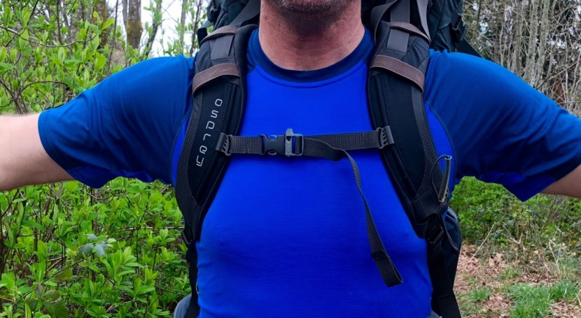 osprey xenith 105 - the xenith has exceptionally well-articulated shoulder straps there...