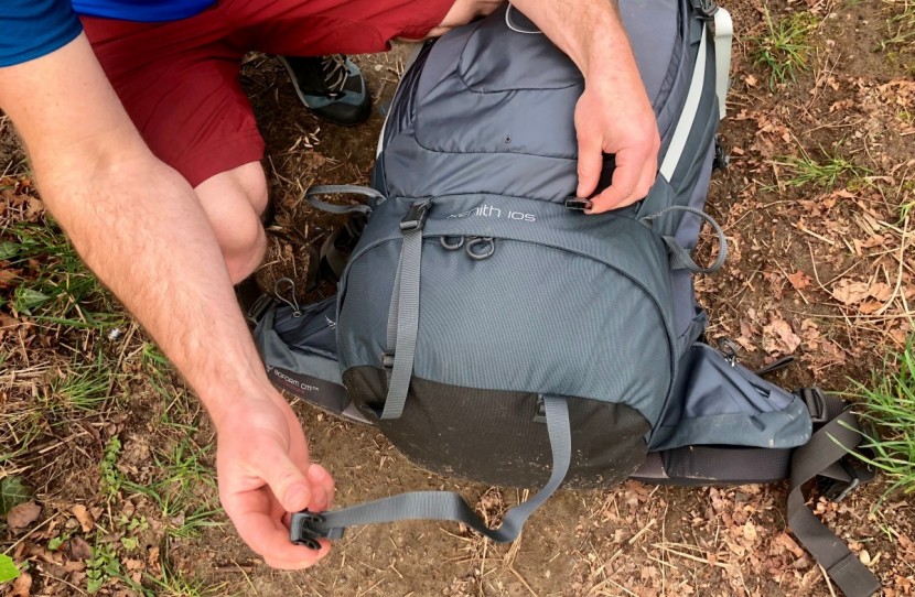 osprey xenith 105 - the xenith features two straps over the top of the sleeping bag...