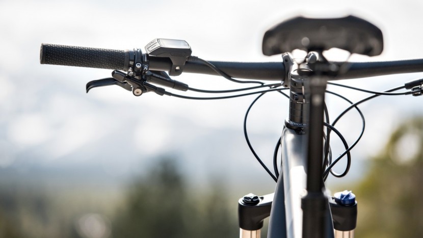 trek powerfly 7 fs plus - the relatively clean and comfortable cockpit set up, note the...