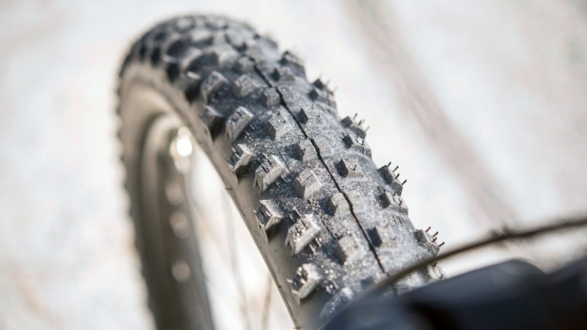 trek powerfly 7 fs plus - knobby nic tires provided great traction for climbing, but the round...