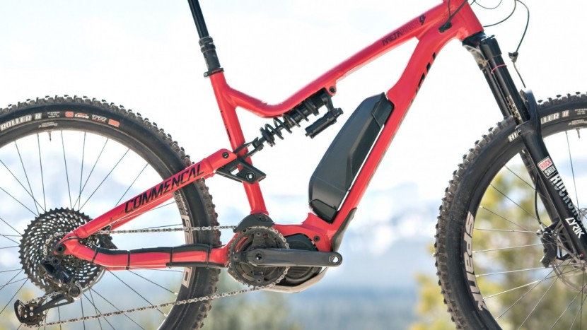 commencal meta power race 650b+ 2018 - the meta power race and its' shimano steps e8000 motor and battery.