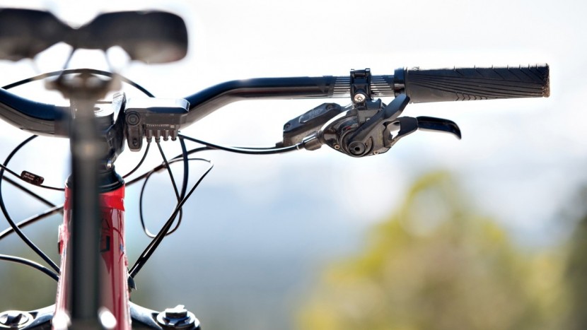 commencal meta power race 650b+ 2018 - a comfortable and not too crowded cockpit rounded out the quality...