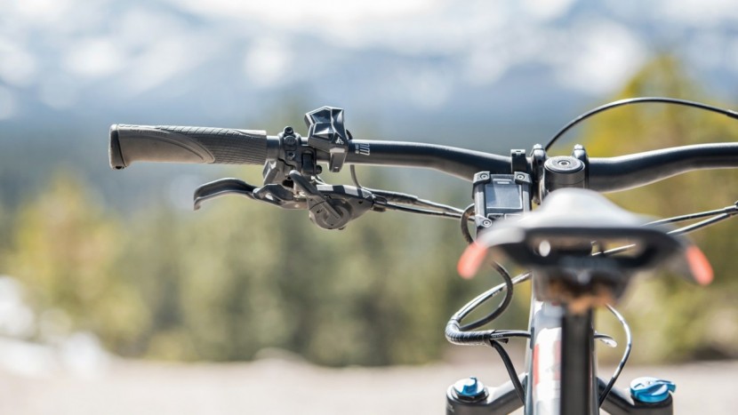 haibike xduro allmtn 8.0 2018 - note the crowded handlebar due to the presence of a front derailleur.