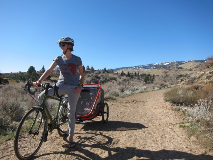 hamax outback multi-sport - over bumpy, off-road trails, it's hard to tow this heavy trailer...