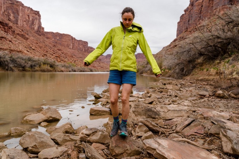 vasque mesa trek ultradry for women - testing water resistance in the mesa trek ud on the banks of the...