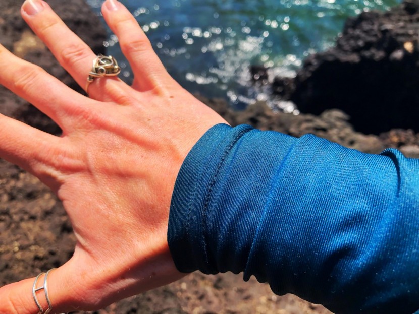 o'neill basic skins l/s crew for women - this model provides full arm coverage.