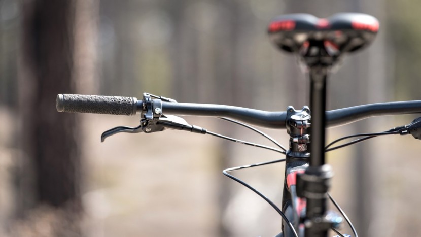 gt verb expert 2018 - a nice wide handlebar, dropper seat post and comfortable wtb saddle...