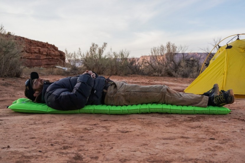 therm-a-rest neoair all season sv - 2.5 inches thick with an r-value of 4.9 thanks to a matrix of...