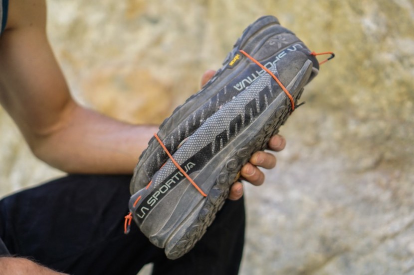 la sportiva tx2 - the "combo cord system" uses elastic cords that stow behind the heel...