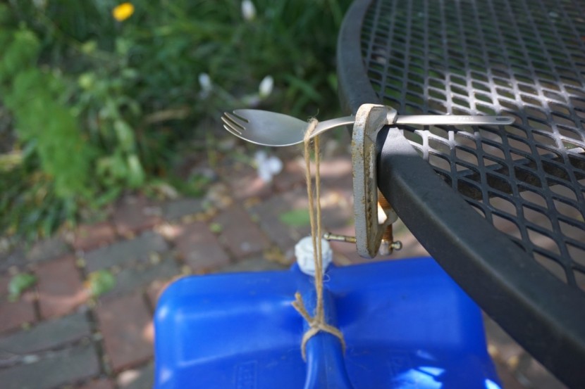 sporks - 10-lbs? no problem. this model didn't even budge during our break...