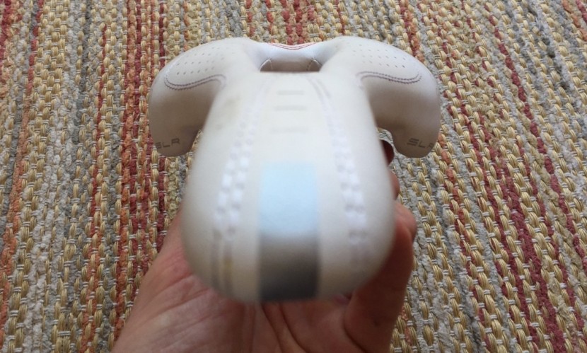 selle italia slr max gel flow - the side to side profile of the slr max gel flow shows the generous...