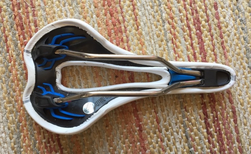 selle italia slr max gel flow - when viewed from the bottom you can see the carbon shell, anatomical...