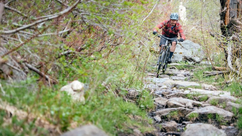 enduro mountain bike - small bump compliance was impressive and the bike was pleasantly...