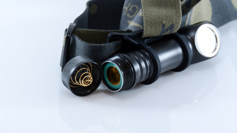 zebralight h600w mk iv - unscrewing the battery tailcap a quarter turn disconnects the...