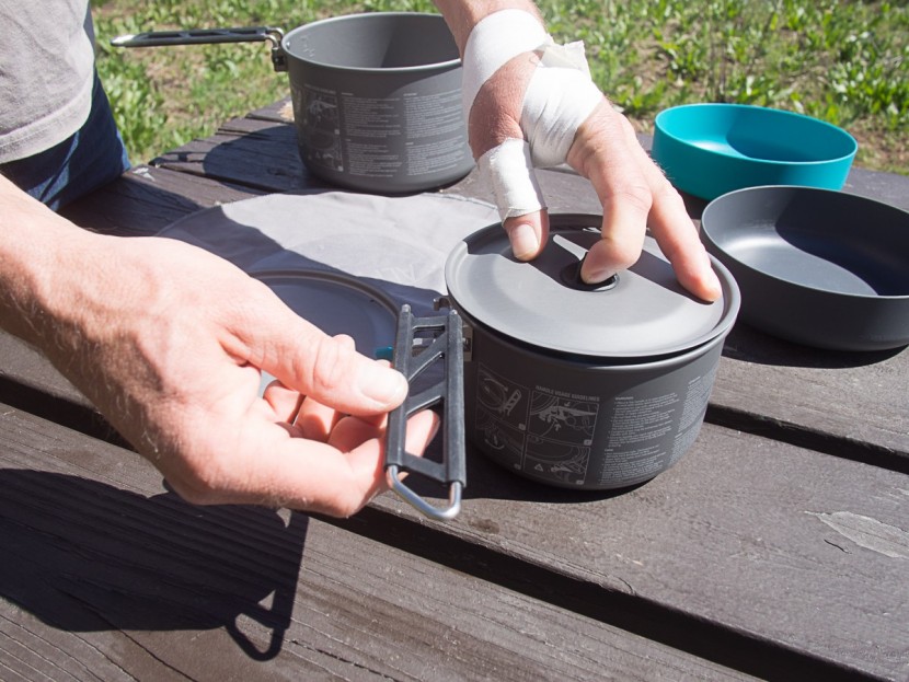 sea to summit alpha 2.2 - this is our attempt to show the way the handle of the alpha 2.2 pots...