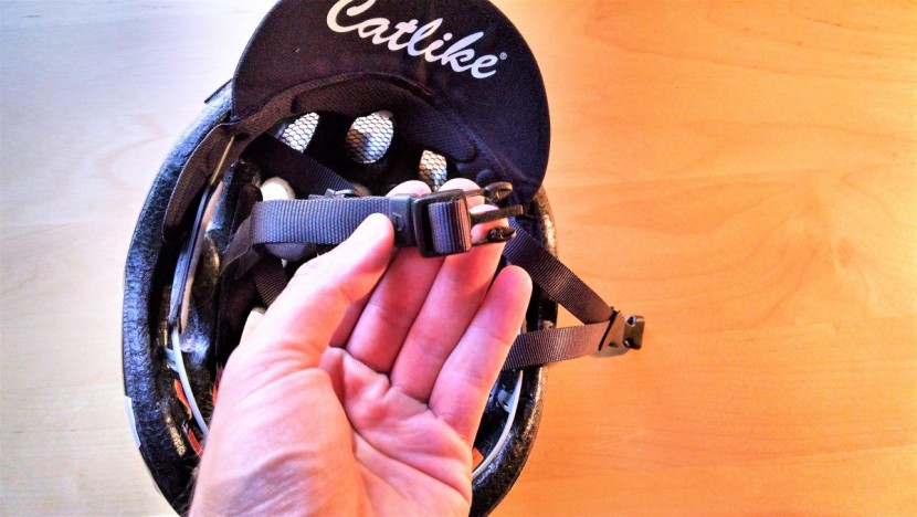 catlike kompact'o urban - standard adjustable y-straps anchor the helmet to the head while...