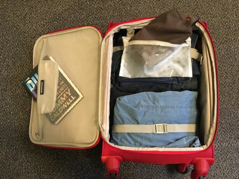 swissgear 7208 expandable liteweight spinner - this luggage comes with a removable plastic toiletry bag for quick...