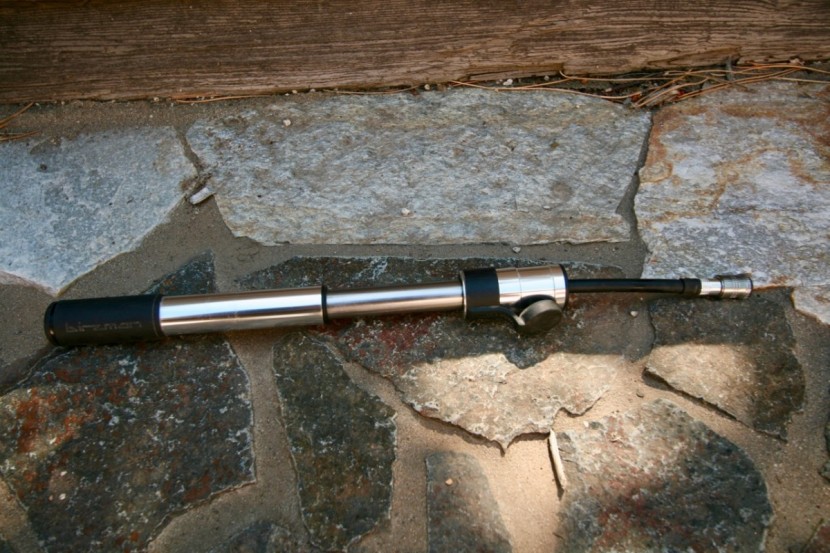 birzman velocity apogee mtb - the velocity apogee is very compact and has a handy telescoping hose.
