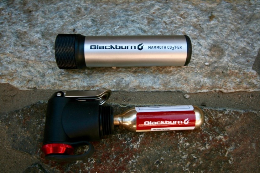blackburn mammoth co2'fer mini - the mammoth co2fer features a slick integrated co2 cartridge system...