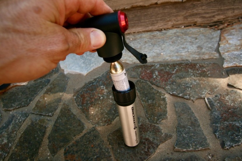 blackburn mammoth co2'fer mini - since the blackburn lacks a hose, inflation can be a little awkward...