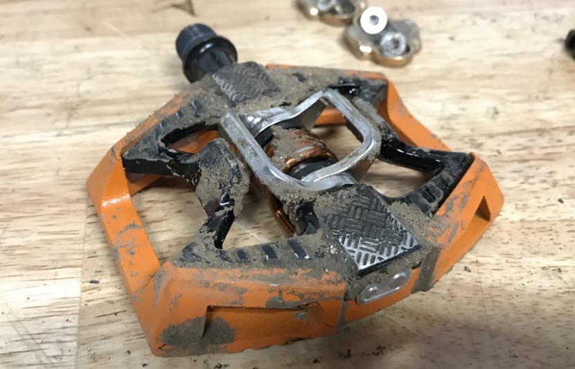 crankbrothers double shot 2 - the narrow space between wing and pedal is susceptible to blockage...