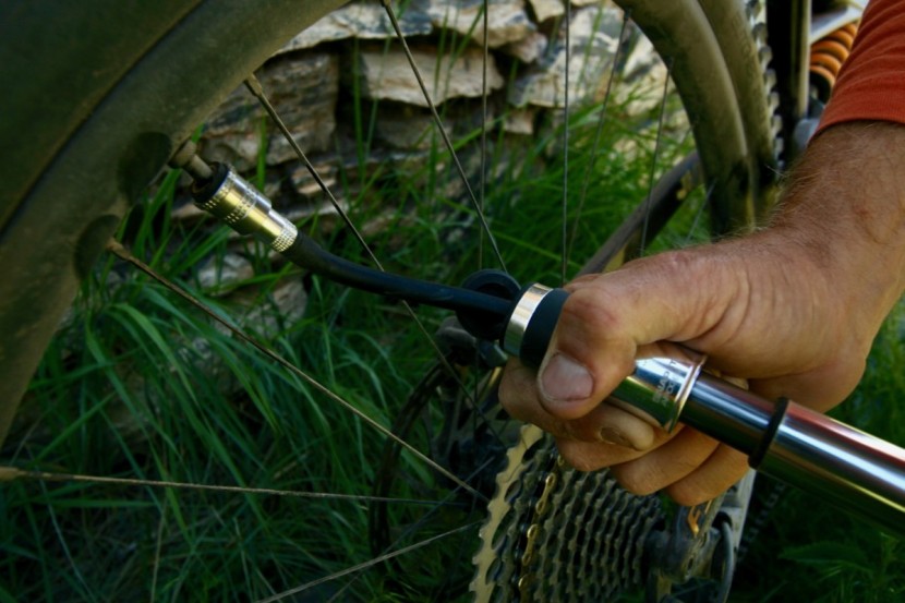 birzman velocity apogee mtb - the birzman has a quick connect system and a retractable hose that's...