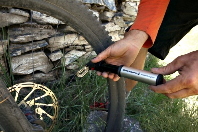 blackburn mammoth co2'fer mini - we employing its co2 cartridge, the mammoth co2fer instantly brings...