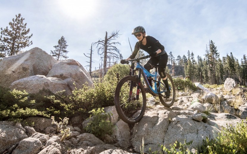 pivot switchblade aluminum race xt - sneaky line choice goes a long way with this bright blue bicycle.