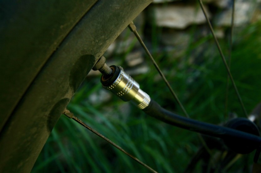 birzman velocity apogee mtb - the velocity apogee features a threadless valve head for quick...