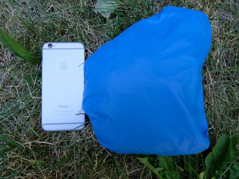 ultimate direction breeze - when compared to an standard iphone 6 the breeze looks quite large...